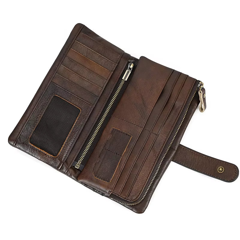 Portafoglio in pelle marrone aperto con scomparti per carte, tasca con cerniera e chiusura a bottone. Accessorio elegante e funzionale per uomo.