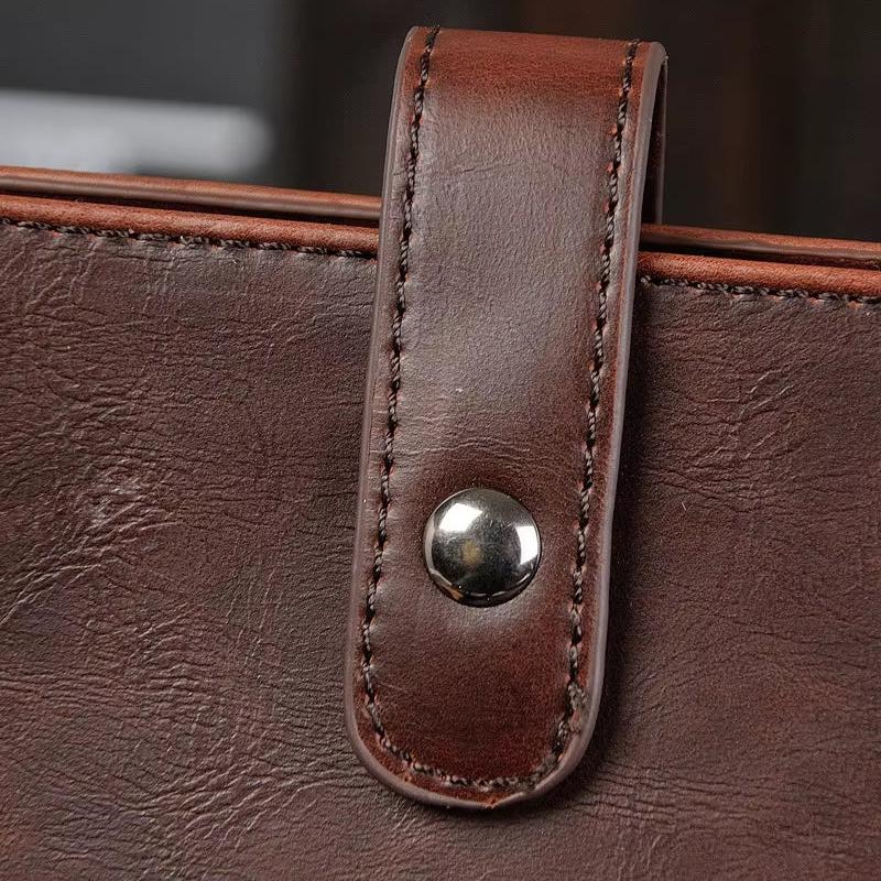 Cintura in pelle marrone con cuciture dettagliate e bottone metallico, accessorio moda elegante e resistente, ideale per abbigliamento casual e formale.