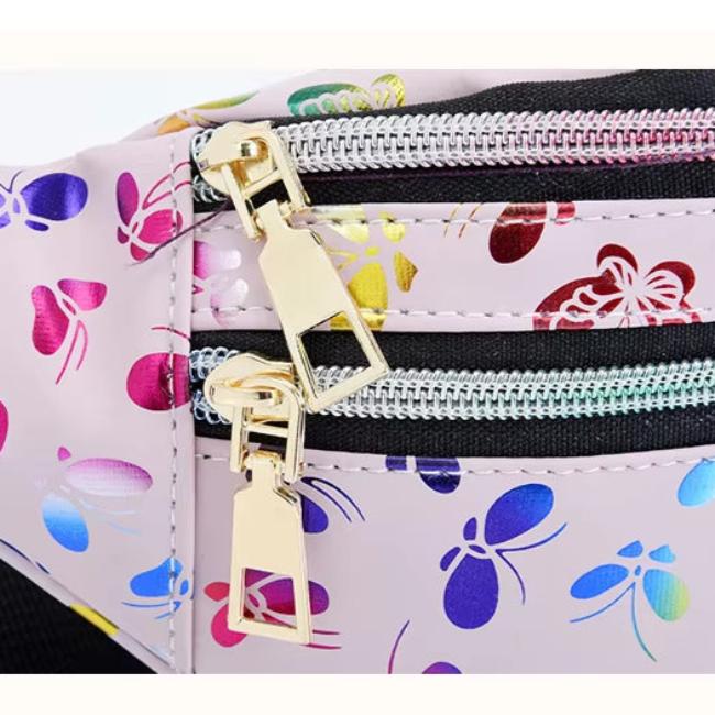 Marsupio colorato con cerniere dorate, motivo farfalle multicolore su sfondo rosa. Accessorio moda pratico e trendy per ogni occasione.