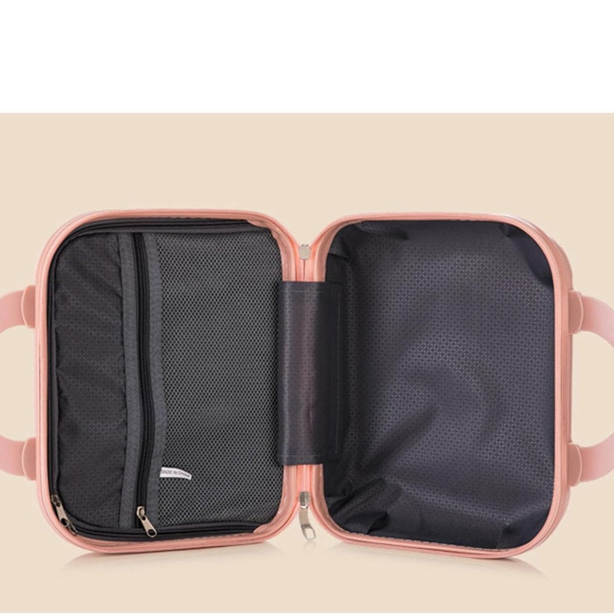 Valigia rigida rosa aperta, con scomparti interni in rete nera, ideale per viaggi. Design compatto, resistente e leggero.