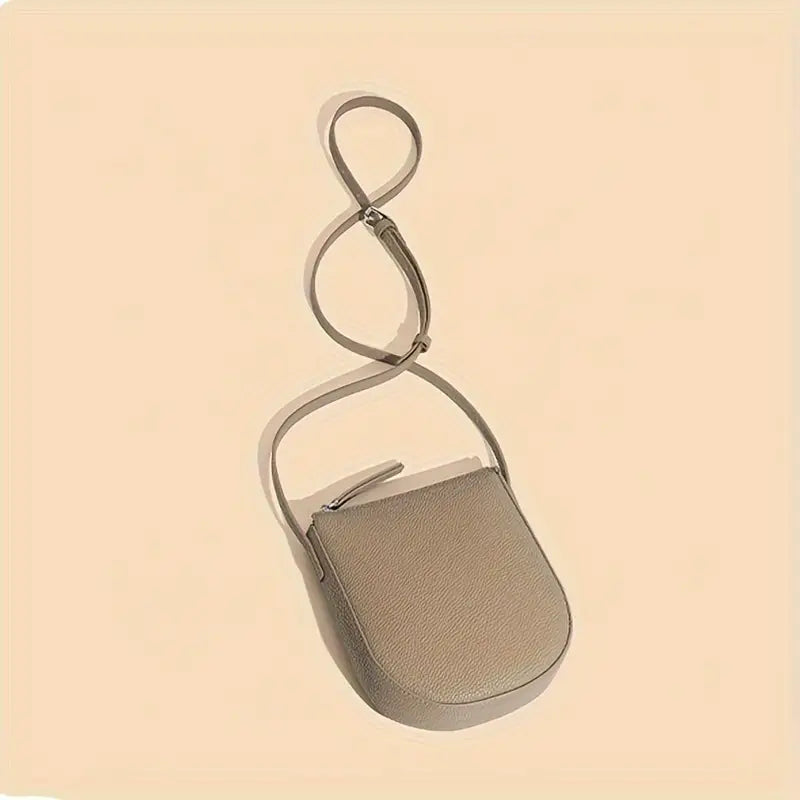 Borsa a tracolla beige in pelle, design minimalista, chiusura con zip, ideale per moda donna, accessorio elegante e versatile.