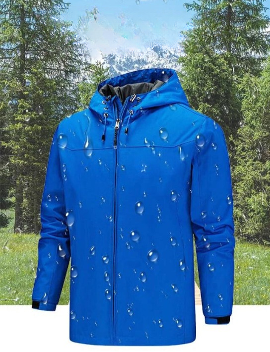 Giacca impermeabile blu con cappuccio, gocce d'acqua, sfondo montano e alberi verdi. Abbigliamento outdoor resistente all'acqua.