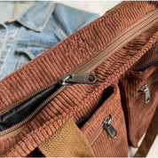 Borsa a tracolla in velluto a coste marrone con cerniere metalliche, tasche multiple e dettagli in denim. Accessorio moda casual e pratico.