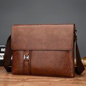 Borsa a tracolla in pelle marrone, design elegante e moderno, ideale per uomo, con chiusura a fibbia. Accessorio moda versatile e di alta qualità.