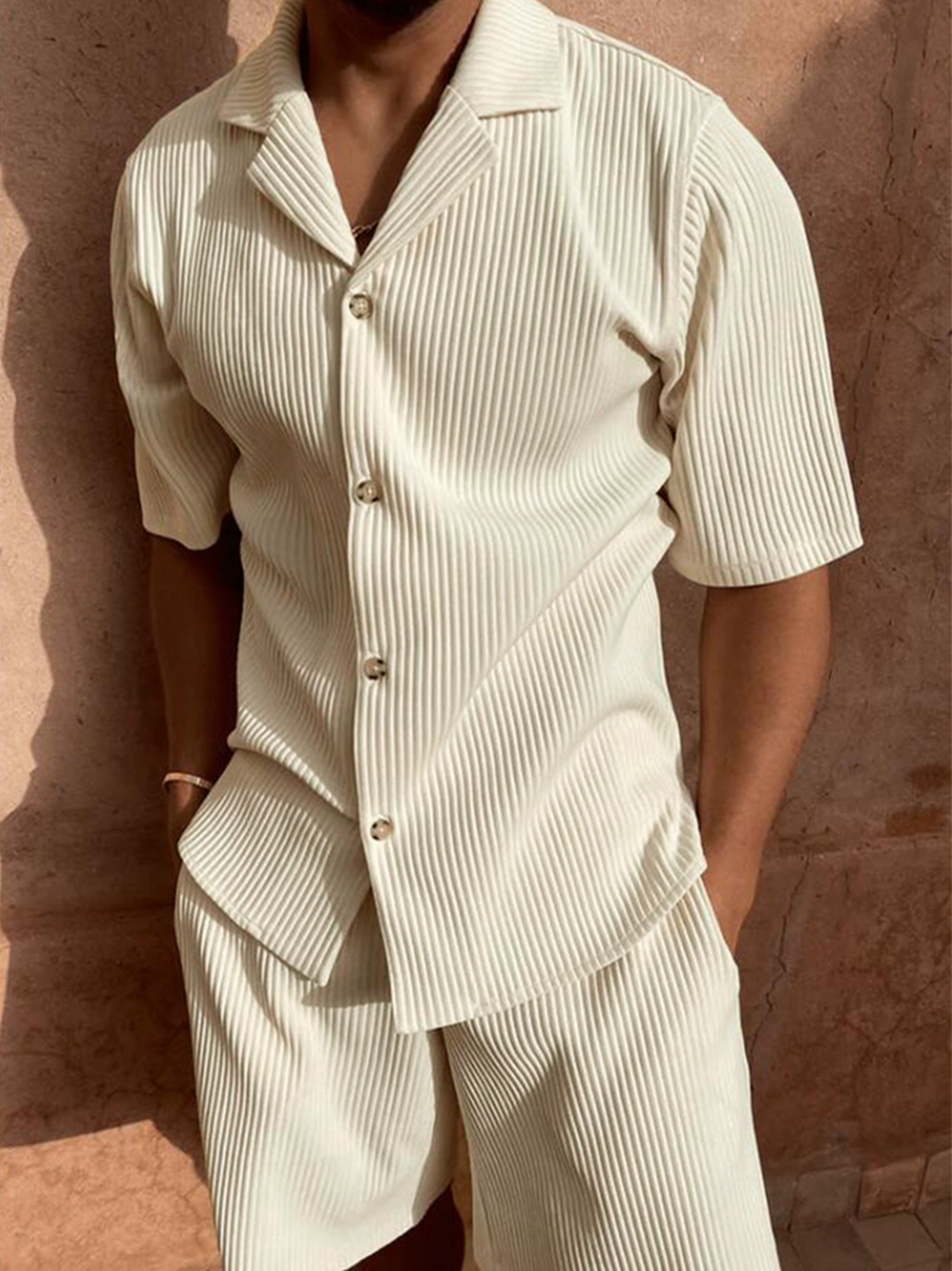 Camicia e pantaloncini a righe verticali color crema, stile casual estivo, uomo, tessuto leggero, moda maschile, abbigliamento trendy.