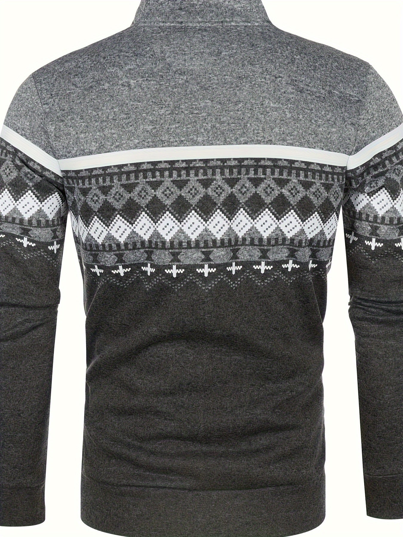 Maglione uomo grigio scuro con motivo geometrico bianco e grigio, maniche lunghe, collo alto, stile casual invernale, tessuto caldo e morbido.