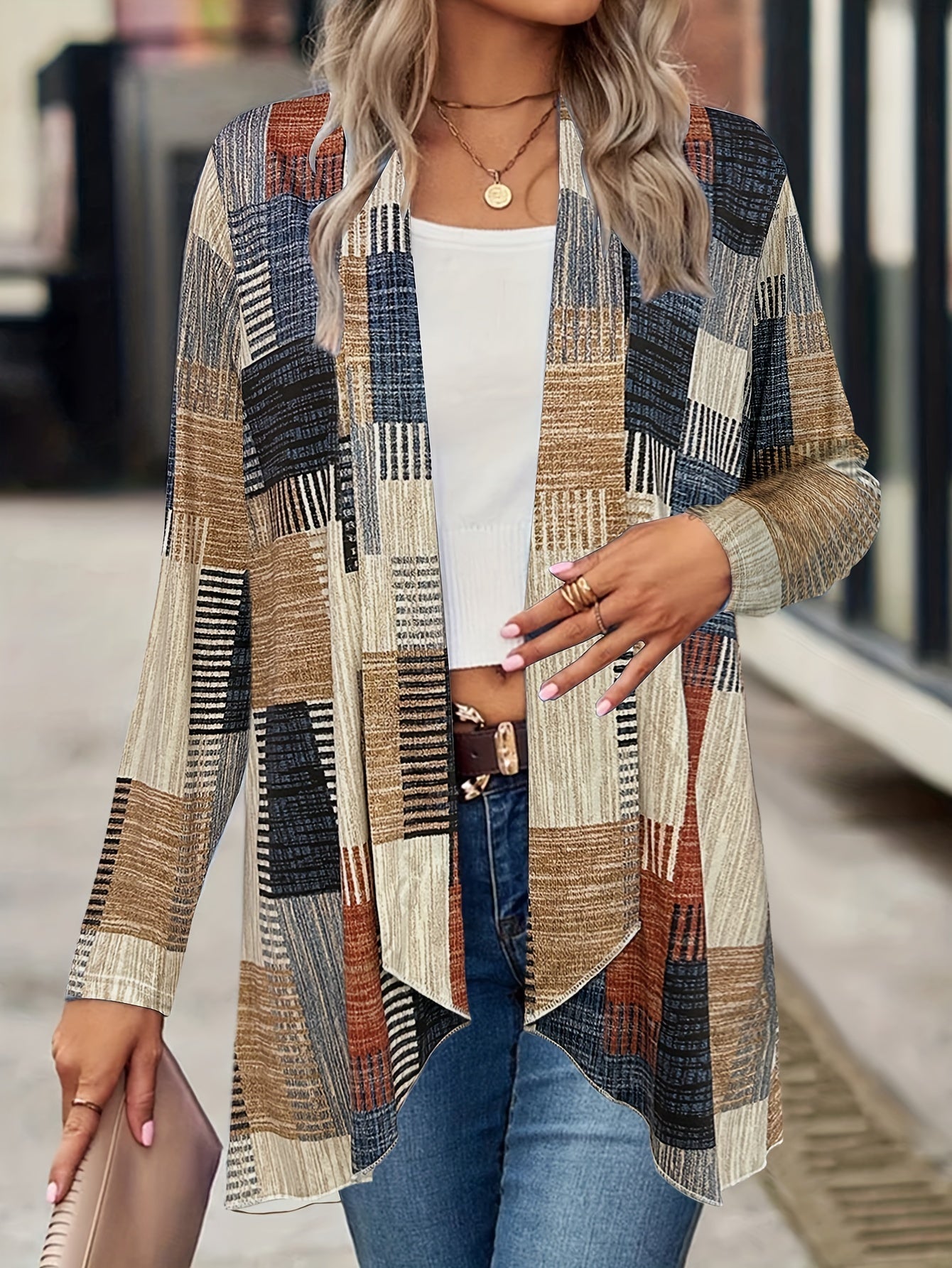 Donna indossa cardigan a quadri multicolore, top bianco e jeans. Moda autunnale casual, abbigliamento femminile elegante, stile urbano.