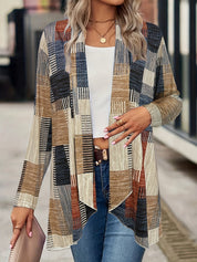 Donna indossa cardigan a quadri multicolore, top bianco e jeans. Moda autunnale casual, abbigliamento femminile elegante, stile urbano.