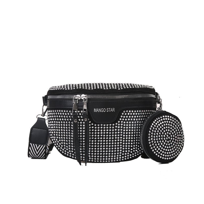 Marsupio nero con borchie argentate, tracolla regolabile e tasca rotonda. Design elegante, perfetto per moda urbana e accessori di tendenza.