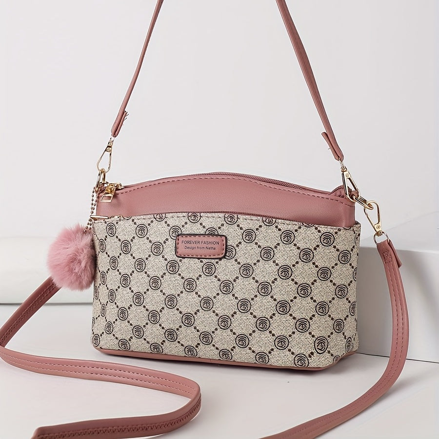 Borsa a tracolla elegante in tessuto beige con motivo geometrico, dettagli in pelle rosa e ciondolo pompon. Accessorio moda donna chic e versatile.