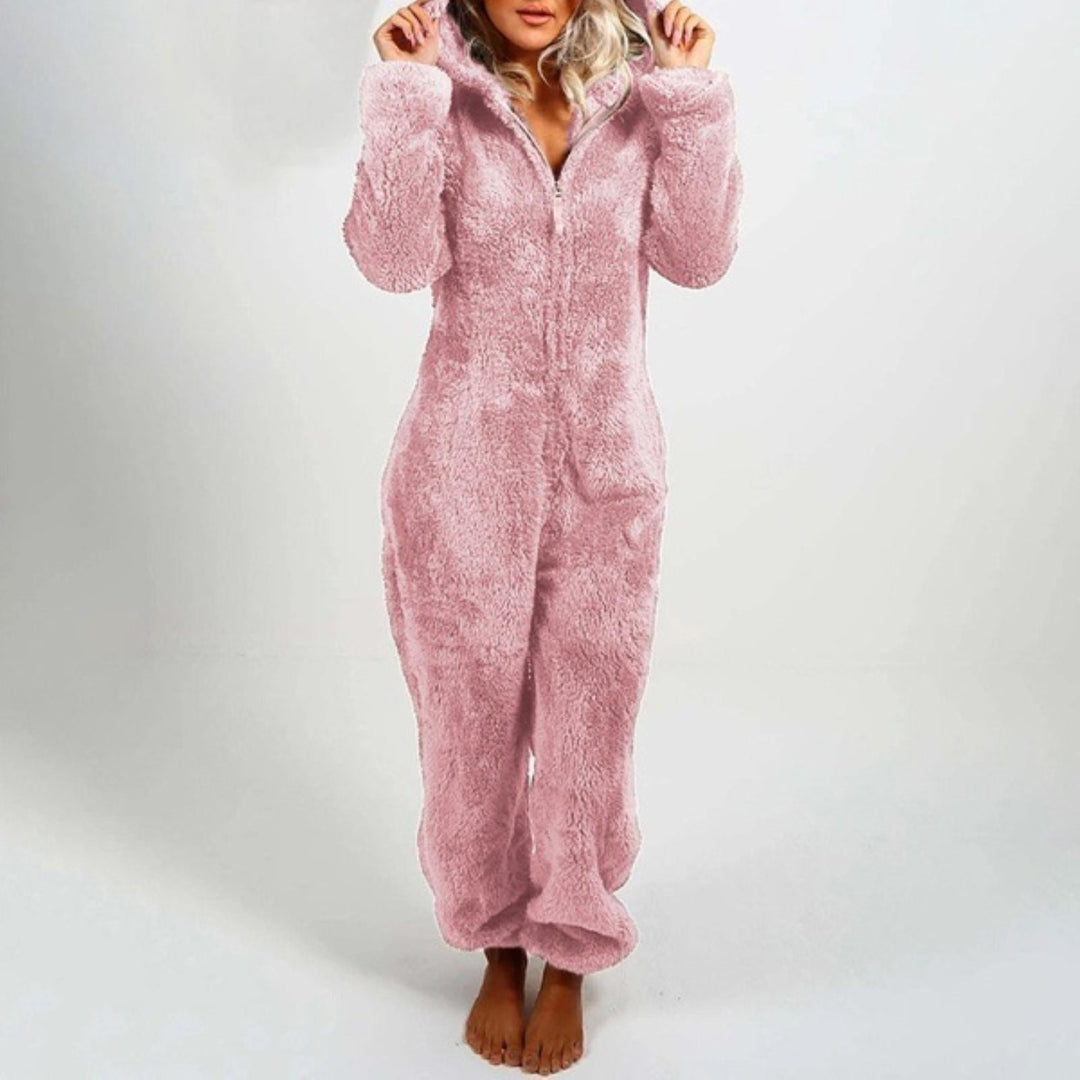 Tuta pigiama donna in pile rosa, morbida e calda, con cappuccio. Abbigliamento notte invernale, comodo e accogliente.