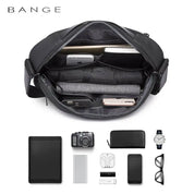Zaino nero Bange aperto, mostra scomparti con laptop, tablet, smartphone, fotocamera, occhiali e accessori. Design moderno e funzionale.