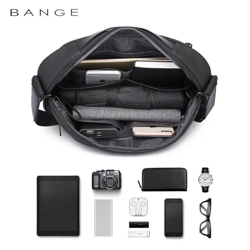 Zaino nero Bange aperto, mostra scomparti con laptop, tablet, smartphone, fotocamera, occhiali e accessori. Design moderno e funzionale.