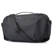 Borsa a tracolla nera unisex, design moderno, materiale resistente all'acqua, ideale per viaggi e uso quotidiano. Accessorio moda versatile.