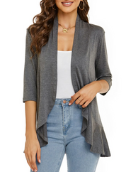 Cardigan grigio donna, maniche a tre quarti, tessuto morbido, abbinato a top bianco e jeans. Look casual elegante, moda femminile autunnale.
