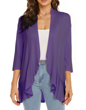 Donna indossa cardigan viola aperto, maniche a tre quarti, sopra top bianco e jeans. Moda femminile casual, abbigliamento leggero elegante.
