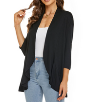 Cardigan nero da donna, maniche a tre quarti, abbinato a top bianco e jeans. Moda casual elegante, perfetto per look autunnali.