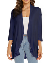 Donna con cardigan aperto blu scuro, maniche a tre quarti, sopra top bianco e jeans. Moda casual elegante, abbigliamento femminile trendy.
