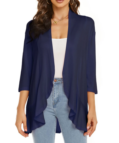 Donna con cardigan aperto blu scuro, maniche a tre quarti, sopra top bianco e jeans. Moda casual elegante, abbigliamento femminile trendy.