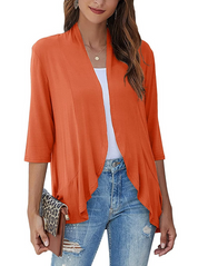 Donna con cardigan arancione aperto, jeans strappati e top bianco. Accessorio: pochette leopardata. Moda casual femminile, abbigliamento autunnale.