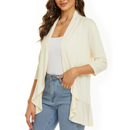 Donna con cardigan aperto color crema, maniche a tre quarti, indossato su top bianco e jeans. Look casual elegante, moda femminile.