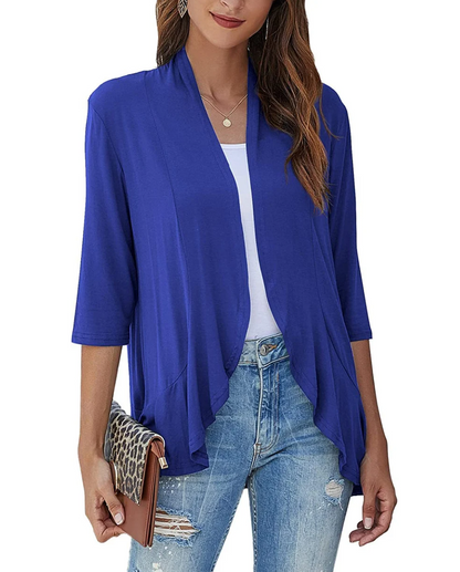 Donna con cardigan blu aperto, top bianco, jeans strappati e pochette leopardata. Moda casual femminile, abbigliamento primaverile.