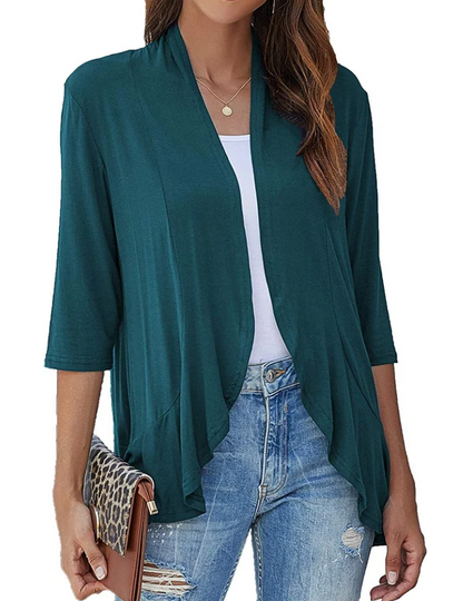 Donna con cardigan verde scuro, jeans strappati e pochette leopardata. Moda casual femminile, abbigliamento autunnale elegante.