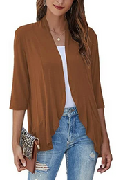 Donna con cardigan marrone aperto, top bianco, jeans strappati e pochette leopardata. Moda casual femminile, abbigliamento autunnale elegante.