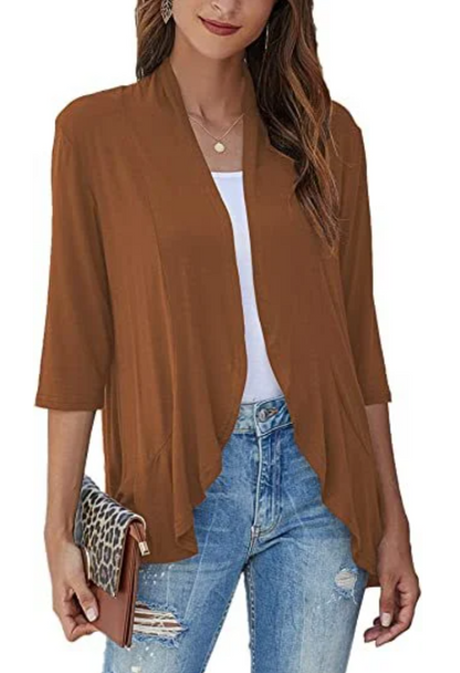 Donna con cardigan marrone aperto, top bianco, jeans strappati e pochette leopardata. Moda casual femminile, abbigliamento autunnale elegante.
