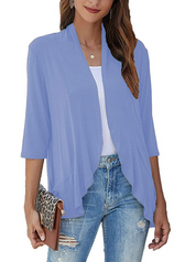 Donna con cardigan aperto blu, jeans strappati, top bianco, borsa leopardata. Moda casual femminile, abbigliamento primaverile, stile trendy.