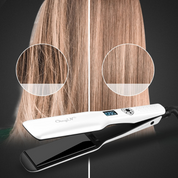 Piastra per capelli bianca con display digitale, mostra effetto lisciante su capelli biondi. Strumento styling professionale, tecnologia avanzata.