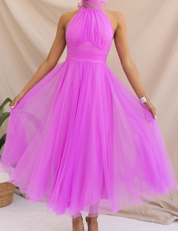 Abito lungo elegante in tulle rosa, senza maniche, con scollo all'americana. Perfetto per cerimonie e serate speciali. Moda donna, abbigliamento formale.