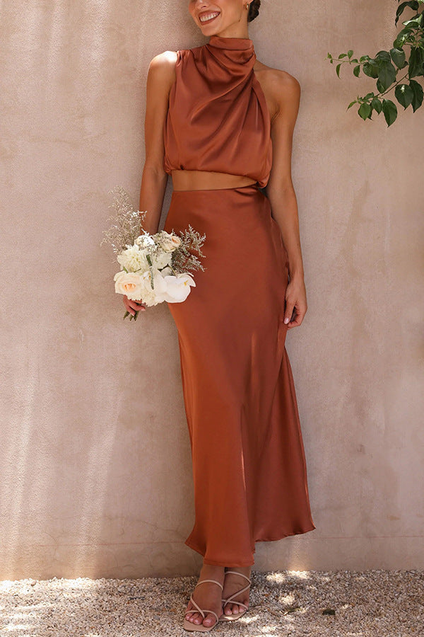 Abito lungo elegante color terracotta, monospalla, in raso, con bouquet di fiori bianchi e rosa. Perfetto per cerimonie e occasioni speciali.