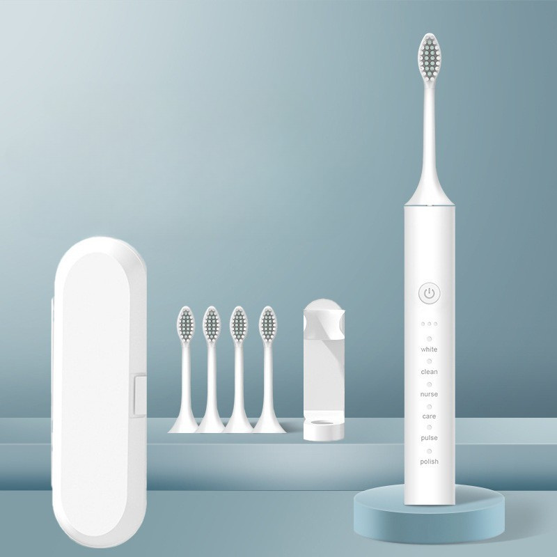 Spazzolino elettrico bianco con testine di ricambio, custodia da viaggio e caricatore. Design moderno, ideale per igiene orale avanzata.
