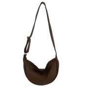 Borsa a tracolla marrone in pelle sintetica, design a mezzaluna, con cinturino regolabile. Accessorio moda donna elegante e versatile.