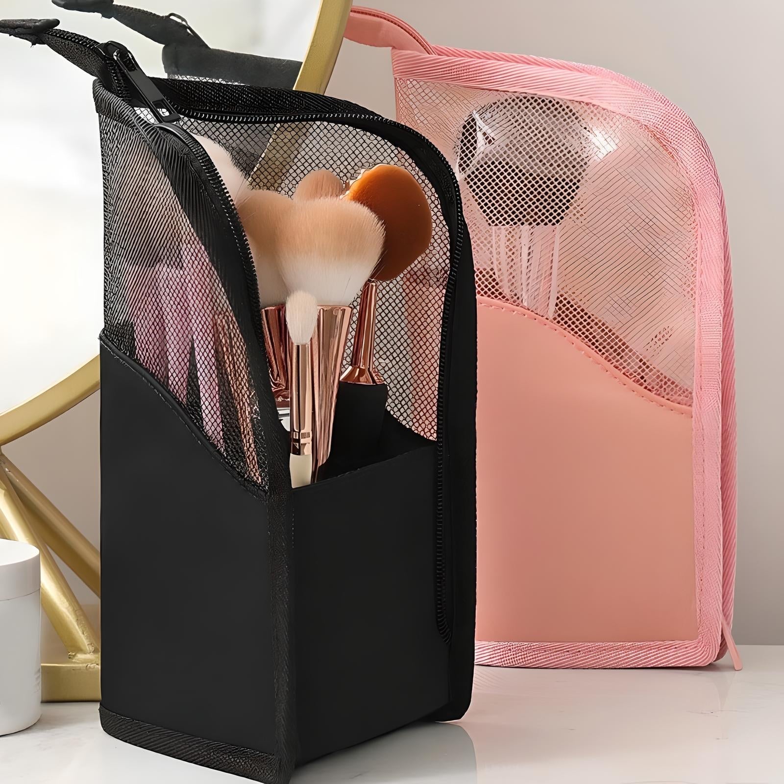 Due astucci porta pennelli trucco in rete, uno nero e uno rosa, con pennelli cosmetici. Design elegante, ideale per organizzare accessori make-up.