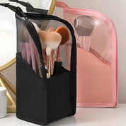 Due astucci porta pennelli trucco in rete, uno nero e uno rosa, con pennelli cosmetici. Design elegante, ideale per organizzare accessori make-up.