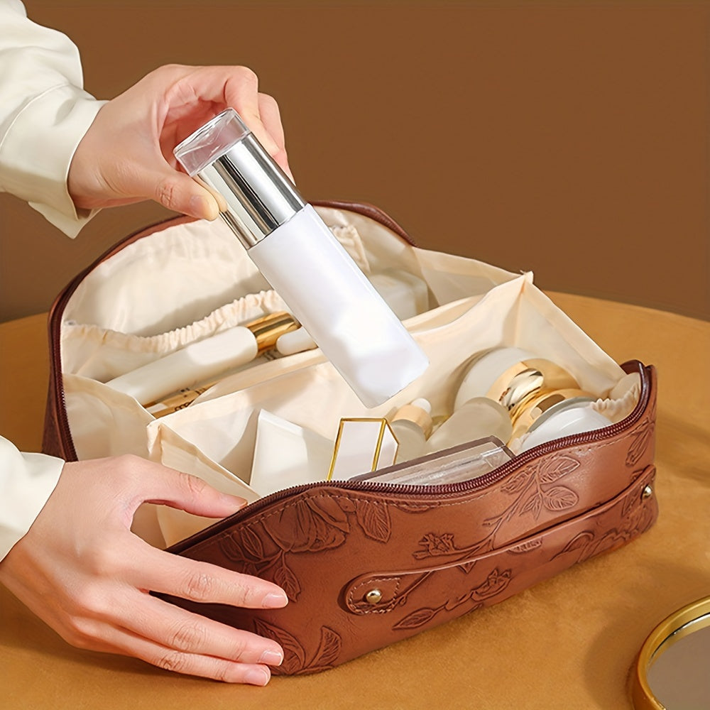 Borsa cosmetica in pelle marrone con flaconi di crema e lozione, design elegante, ideale per viaggi e organizzazione prodotti di bellezza.