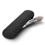 Custodia nera per pennelli trucco con due pennelli inclusi, design elegante e portatile. Accessorio essenziale per cosmetici e bellezza.