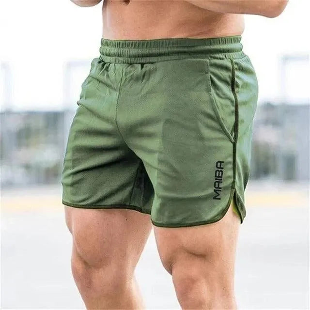 Pantaloncini sportivi verdi da uomo, tessuto traspirante, elastico in vita, ideali per palestra e fitness. Marca MAIBA visibile sul lato.