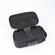 Borsa da viaggio nera aperta con scomparti interni in rete, ideale per organizzare accessori. Design compatto, perfetto per viaggi e uso quotidiano.