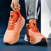 Scarpe da corsa arancioni per uomo, design moderno, suola ammortizzata, perfette per sport e fitness. Ideali per comfort e prestazioni elevate.