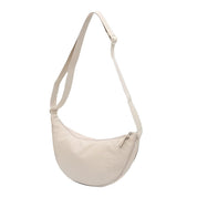 Borsa a tracolla bianca in pelle, design a mezzaluna, chiusura con zip, elegante e moderna, ideale per moda femminile e accessori di tendenza.