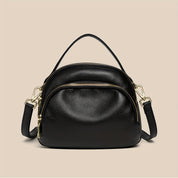 Borsa a tracolla in pelle nera con doppia zip e dettagli dorati, design elegante e compatto, perfetta per moda donna e accessori di lusso.