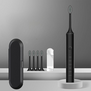 Spazzolino elettrico nero con testine di ricambio, custodia da viaggio e flacone. Design moderno, ideale per igiene orale avanzata.