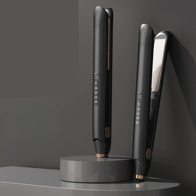 Piastra per capelli nera con display digitale, impostazioni di temperatura regolabili, design elegante, ideale per styling professionale e domestico.
