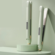 Piastra per capelli verde menta con display digitale, design elegante, temperatura regolabile, ideale per styling professionale e liscio perfetto.