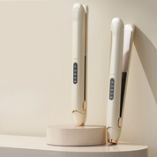 Piastra per capelli bianca con display digitale, design elegante, temperatura regolabile, ideale per styling professionale e liscio perfetto.