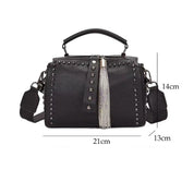 Borsa a tracolla nera in pelle con borchie e frange, dimensioni 21x14x13 cm, manico superiore, ideale per moda donna e accessori eleganti.