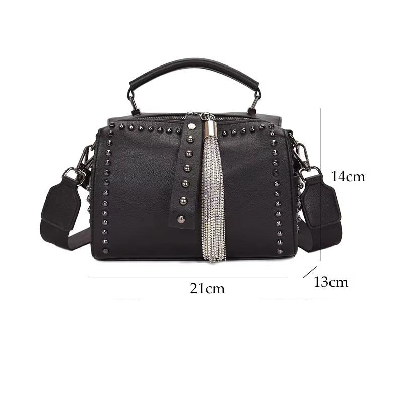 Borsa a tracolla nera in pelle con borchie e frange, dimensioni 21x14x13 cm, manico superiore, ideale per moda donna e accessori eleganti.